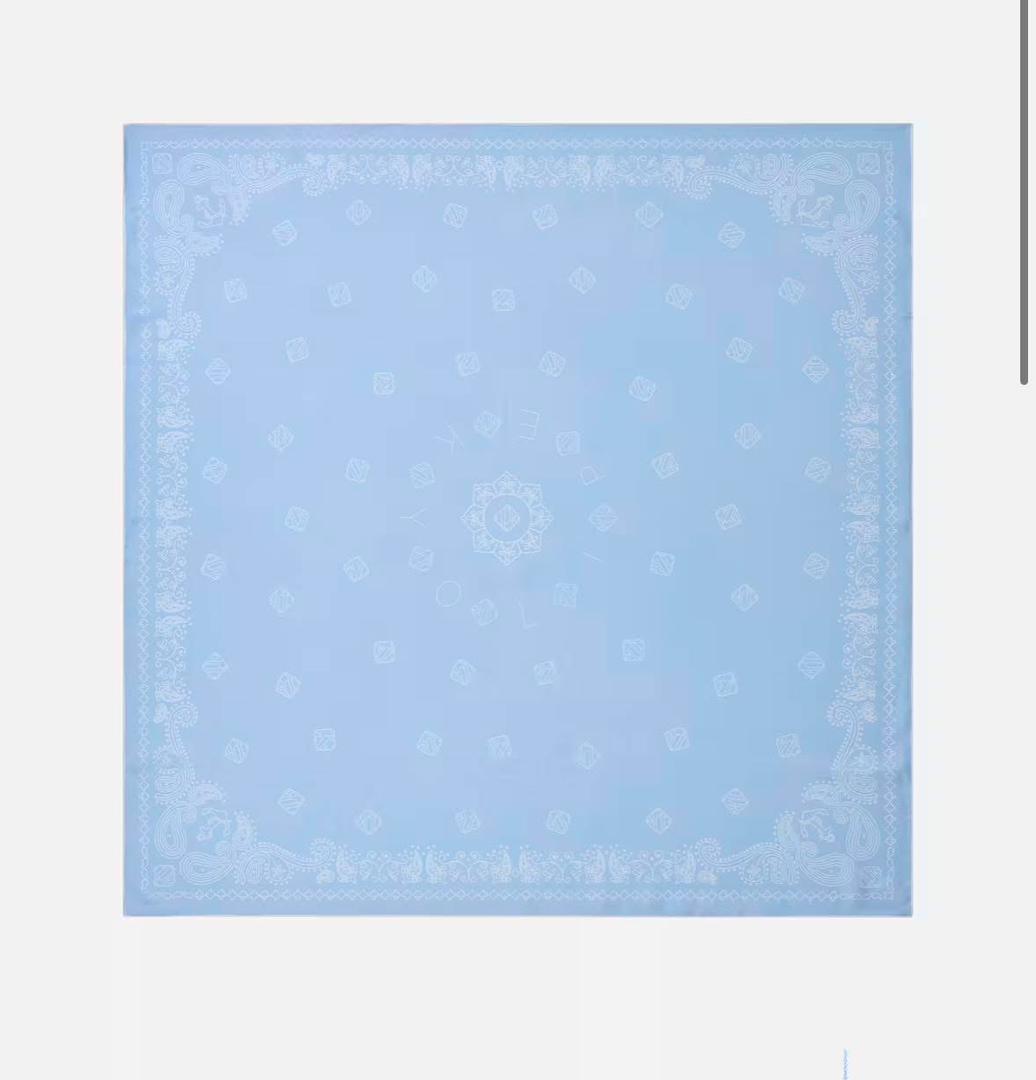 وشاح حريري أنيق